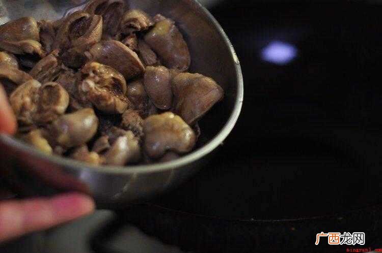 孜然粉白芝麻和香菜,大受欢迎香起锅 鸡心怎么炒才又嫩又好吃