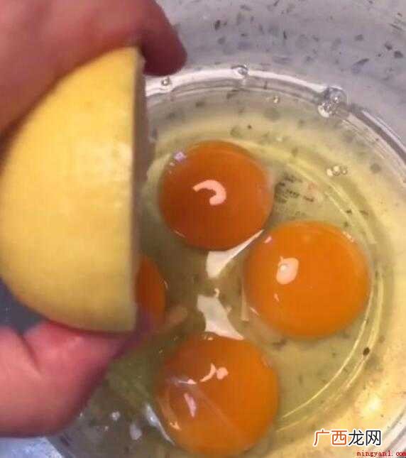 不用烤箱,在家也可以做纸杯蛋糕! 最简单的纸杯蛋糕怎么做