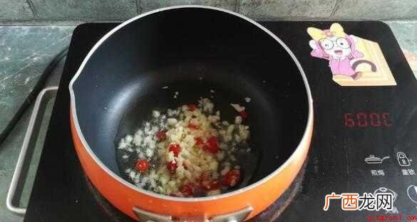 小锅里烧一锅沸水,蕨菜切成适合通道的长短 蕨菜怎么做好吃