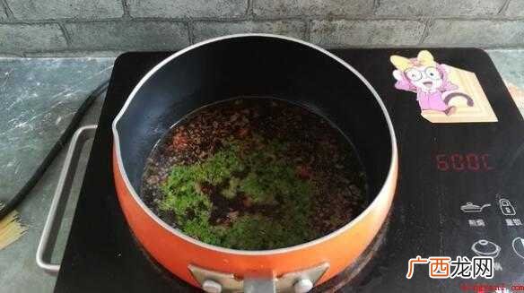 小锅里烧一锅沸水,蕨菜切成适合通道的长短 蕨菜怎么做好吃