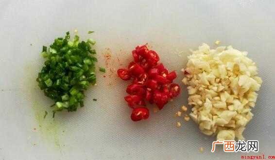 小锅里烧一锅沸水,蕨菜切成适合通道的长短 蕨菜怎么做好吃