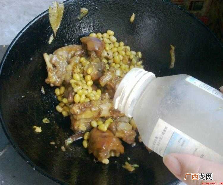 大豆用水浸泡,直到体积变大 怎么炖猪蹄