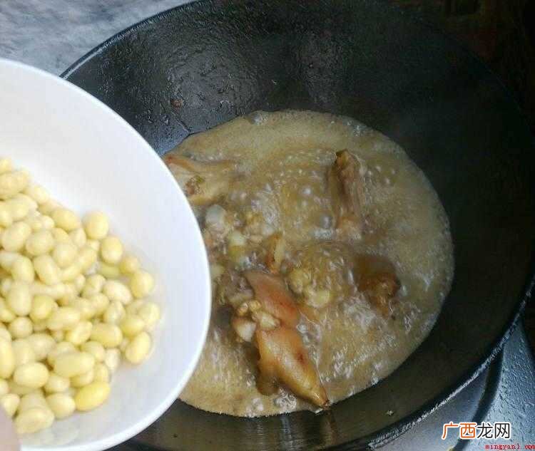 大豆用水浸泡,直到体积变大 怎么炖猪蹄