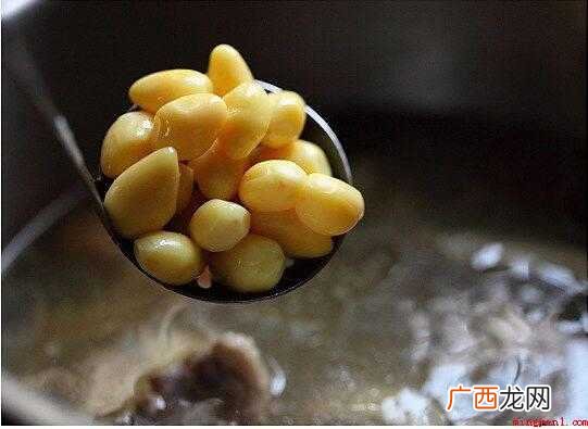 鸭冼净剁成块,放进姜水锅中绰水除掉鸭腥味儿 怎么炖鸭子