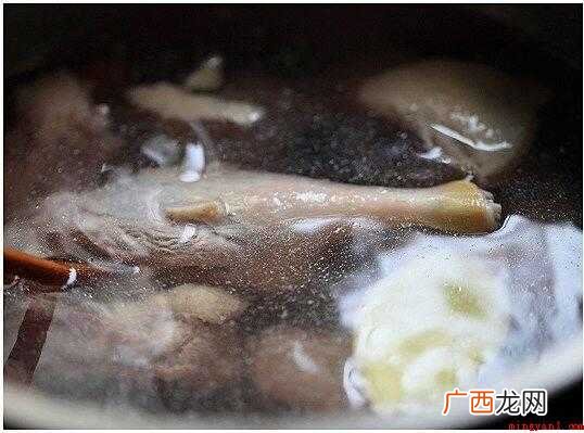 鸭冼净剁成块,放进姜水锅中绰水除掉鸭腥味儿 怎么炖鸭子