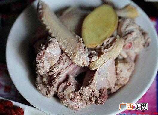 鸭冼净剁成块,放进姜水锅中绰水除掉鸭腥味儿 怎么炖鸭子