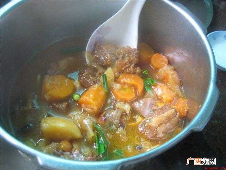 羊肉洗净,剁块。准备好全部火锅配菜 怎么炖羊肉
