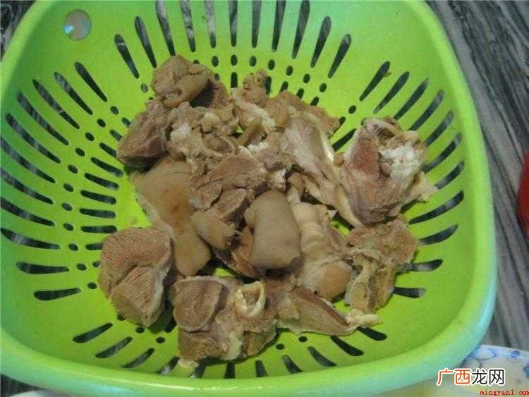 羊肉洗净,剁块。准备好全部火锅配菜 怎么炖羊肉
