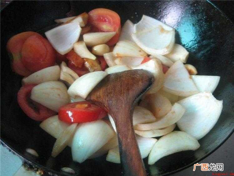 羊肉洗净,剁块。准备好全部火锅配菜 怎么炖羊肉