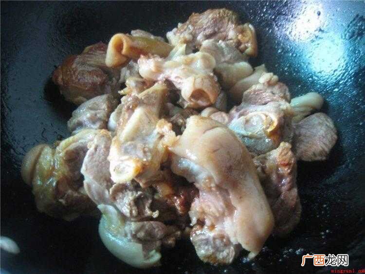 羊肉洗净,剁块。准备好全部火锅配菜 怎么炖羊肉