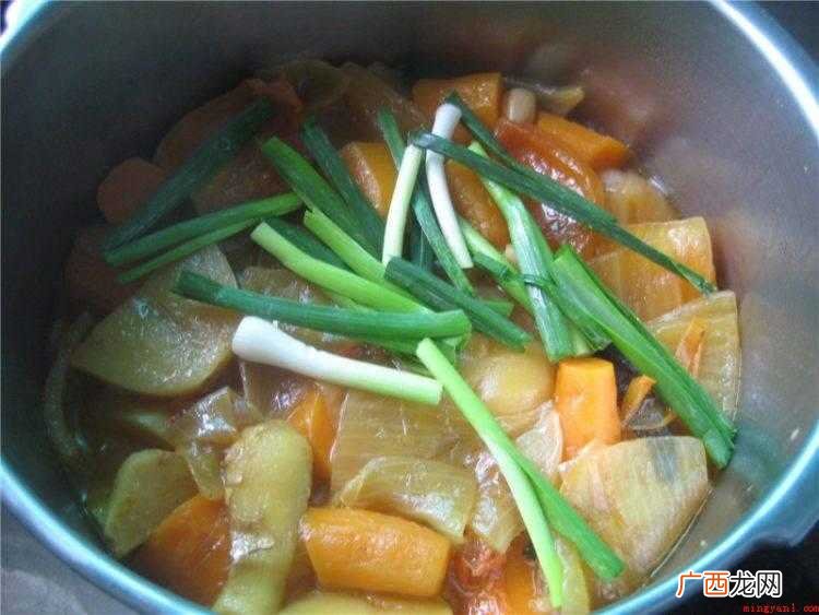 羊肉洗净,剁块。准备好全部火锅配菜 怎么炖羊肉