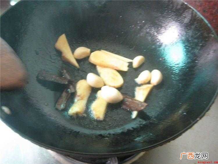 羊肉洗净,剁块。准备好全部火锅配菜 怎么炖羊肉