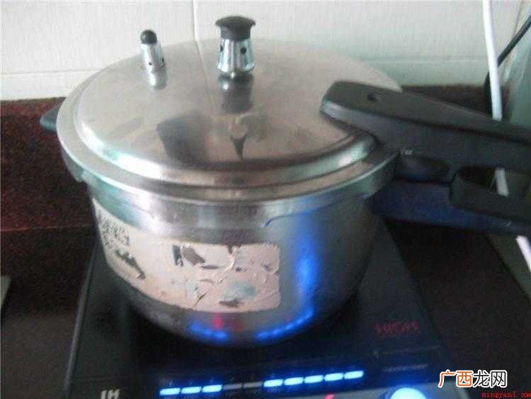 羊肉洗净,剁块。准备好全部火锅配菜 怎么炖羊肉