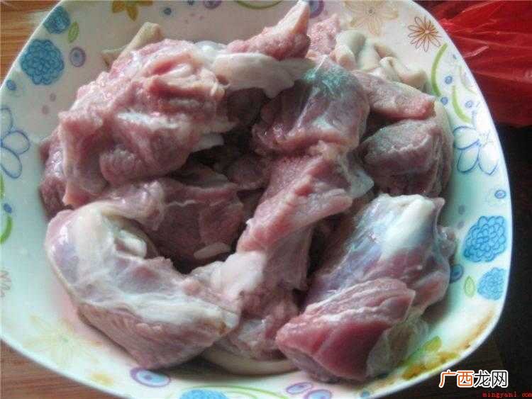 羊肉洗净,剁块。准备好全部火锅配菜 怎么炖羊肉