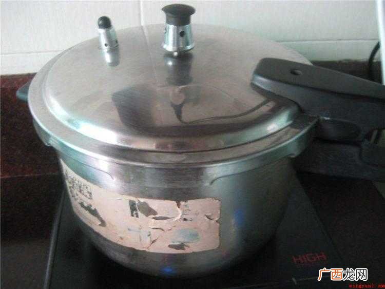 羊肉洗净,剁块。准备好全部火锅配菜 怎么炖羊肉