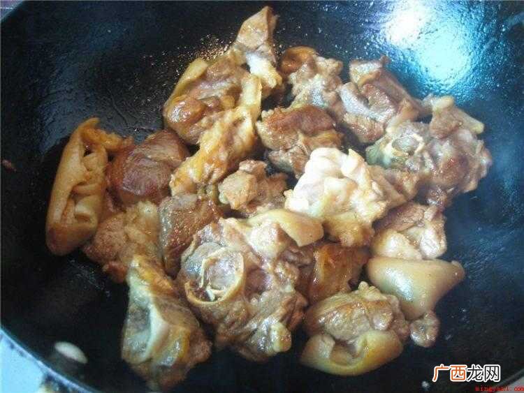 羊肉洗净,剁块。准备好全部火锅配菜 怎么炖羊肉
