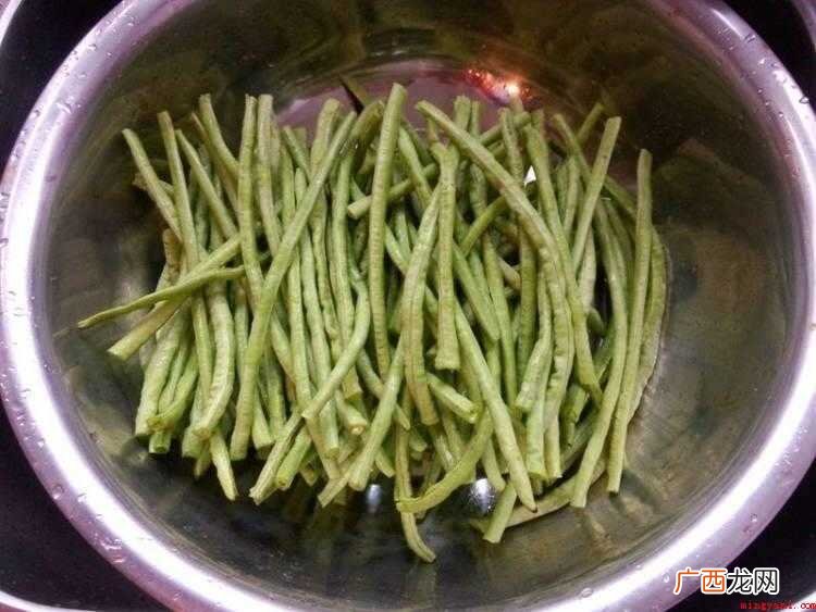 豇豆的食材准备,豇豆用清水漂净。 怎样泡酸豆角好吃