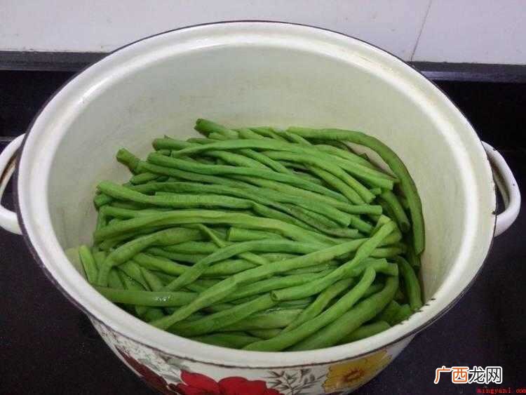 豇豆的食材准备,豇豆用清水漂净。 怎样泡酸豆角好吃