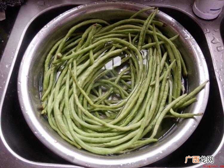 豇豆的食材准备,豇豆用清水漂净。 怎样泡酸豆角好吃