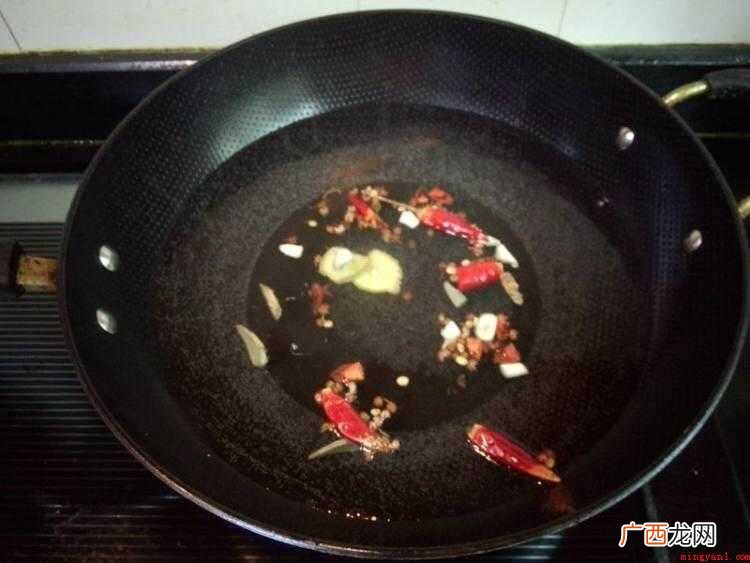 豇豆的食材准备,豇豆用清水漂净。 怎样泡酸豆角好吃
