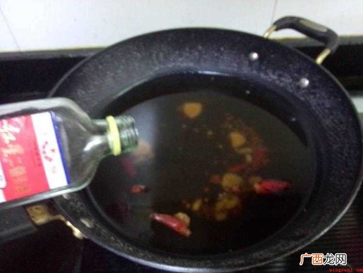 豇豆的食材准备,豇豆用清水漂净。 怎样泡酸豆角好吃