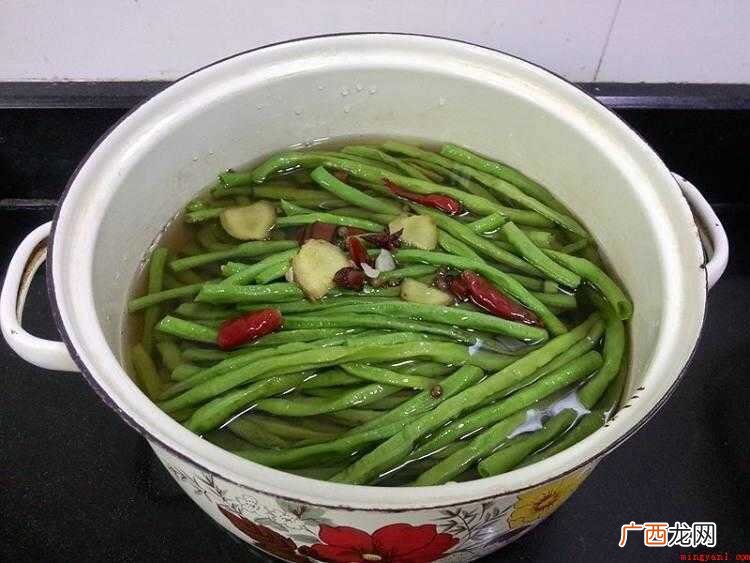 豇豆的食材准备,豇豆用清水漂净。 怎样泡酸豆角好吃