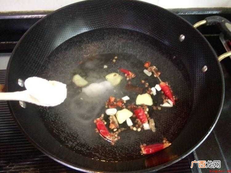 豇豆的食材准备,豇豆用清水漂净。 怎样泡酸豆角好吃