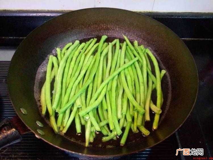 豇豆的食材准备,豇豆用清水漂净。 怎样泡酸豆角好吃