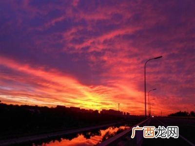 形容夜景美的句子,描写晚上的句子？