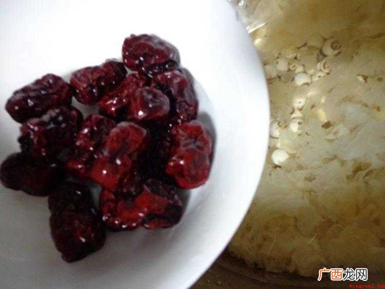 银耳和莲子洗净泡的做法 新鲜的莲子怎么做好吃