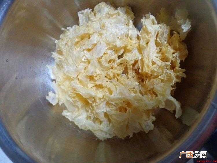 银耳和莲子洗净泡的做法 新鲜的莲子怎么做好吃
