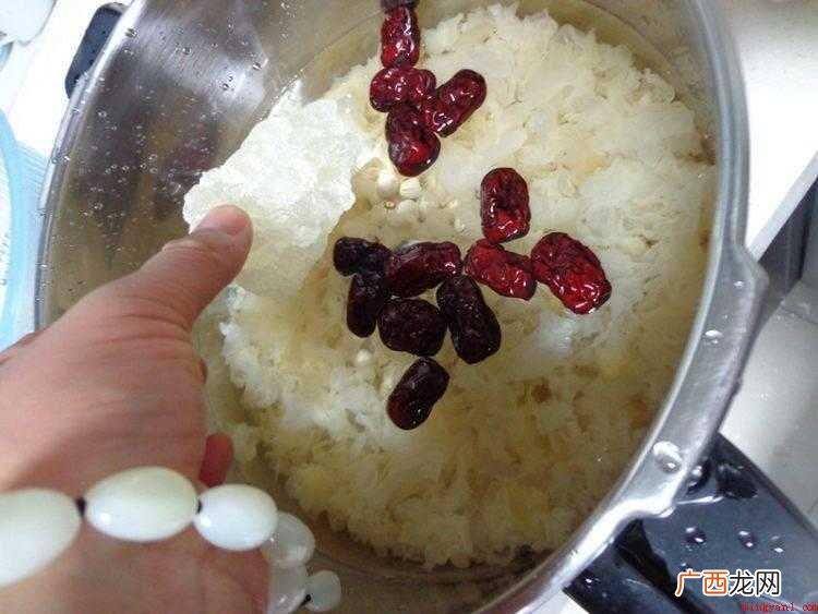 银耳和莲子洗净泡的做法 新鲜的莲子怎么做好吃