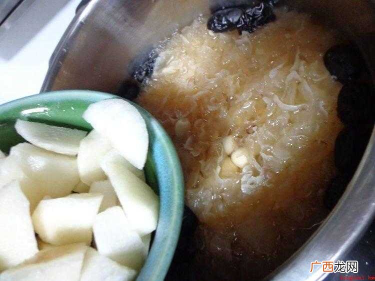 银耳和莲子洗净泡的做法 新鲜的莲子怎么做好吃
