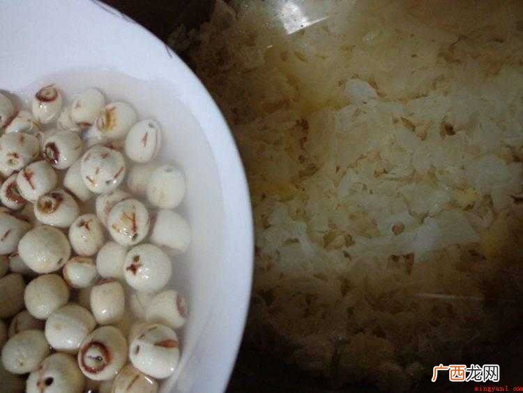 银耳和莲子洗净泡的做法 新鲜的莲子怎么做好吃