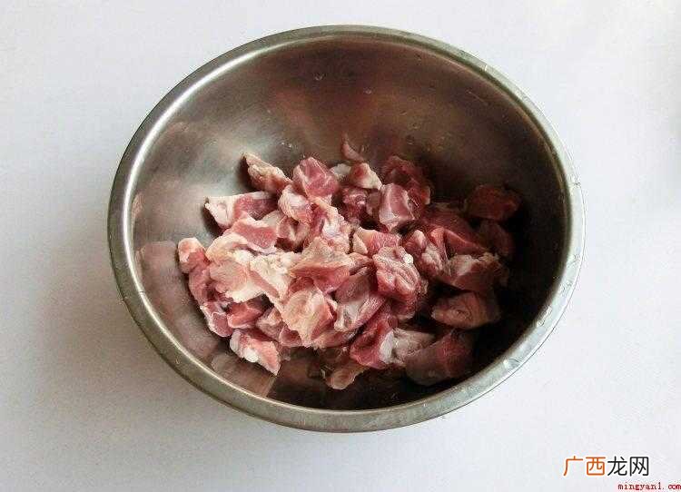 羊腿肉切小块,腌制2小时,烤制10~15分钟 微波炉烤羊肉串的温度和时间