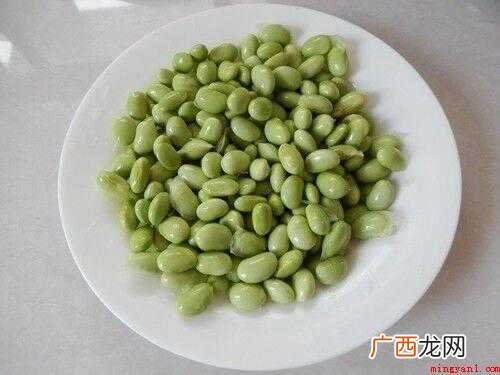 毛豆仁的食材准备_菜籽油、青椒、红椒各适量 毛豆仁怎么炒好吃