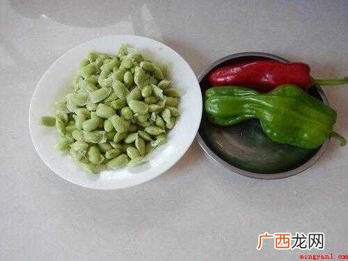 毛豆仁的食材准备_菜籽油、青椒、红椒各适量 毛豆仁怎么炒好吃