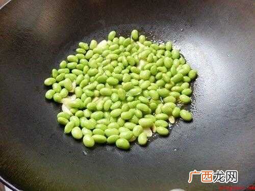 毛豆仁的食材准备_菜籽油、青椒、红椒各适量 毛豆仁怎么炒好吃
