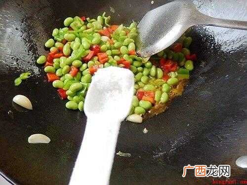 毛豆仁的食材准备_菜籽油、青椒、红椒各适量 毛豆仁怎么炒好吃