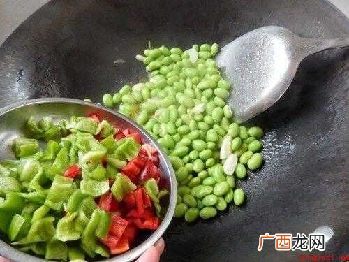 毛豆仁的食材准备_菜籽油、青椒、红椒各适量 毛豆仁怎么炒好吃