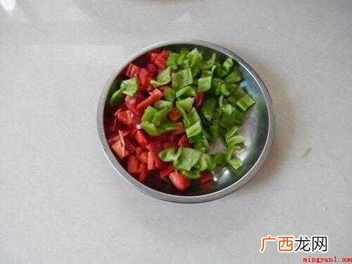 毛豆仁的食材准备_菜籽油、青椒、红椒各适量 毛豆仁怎么炒好吃