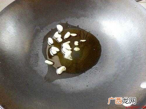 毛豆仁的食材准备_菜籽油、青椒、红椒各适量 毛豆仁怎么炒好吃