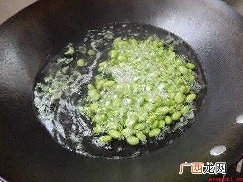 毛豆仁的食材准备_菜籽油、青椒、红椒各适量 毛豆仁怎么炒好吃