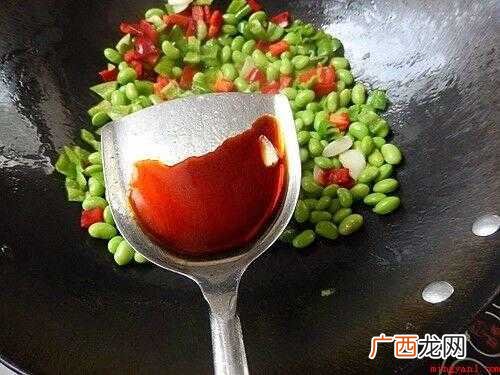 毛豆仁的食材准备_菜籽油、青椒、红椒各适量 毛豆仁怎么炒好吃