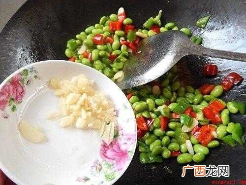 毛豆仁的食材准备_菜籽油、青椒、红椒各适量 毛豆仁怎么炒好吃