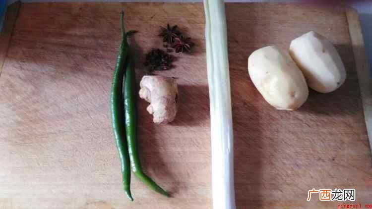 鸡边腿去油,去皮,剁小块。 鸡边腿的简单做法