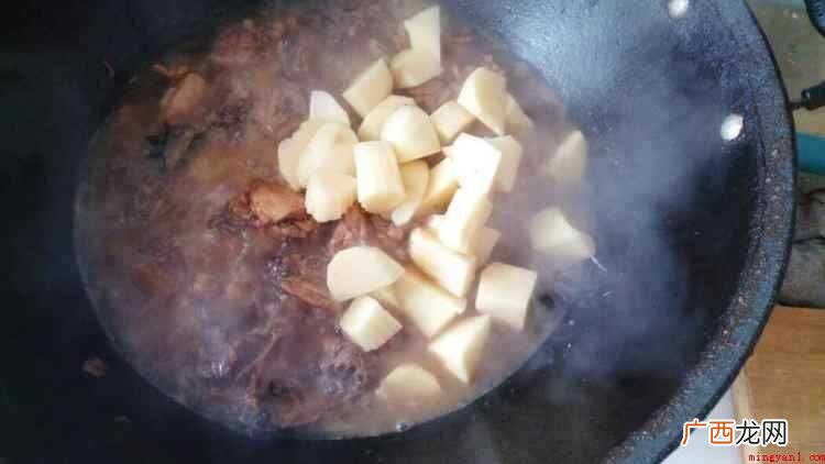 鸡边腿去油,去皮,剁小块。 鸡边腿的简单做法