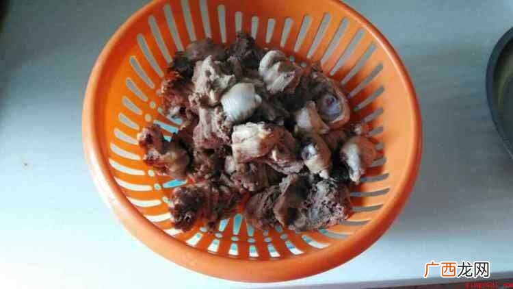 鸡边腿去油,去皮,剁小块。 鸡边腿的简单做法