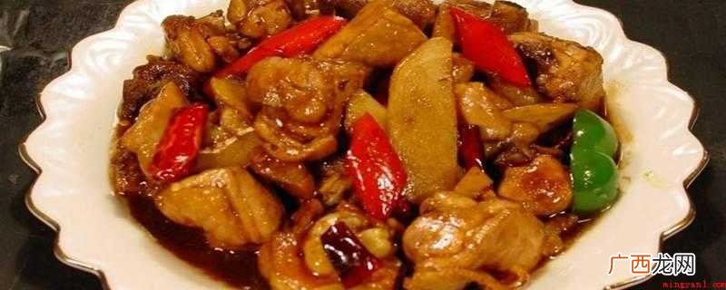 鸡边腿去油,去皮,剁小块。 鸡边腿的简单做法