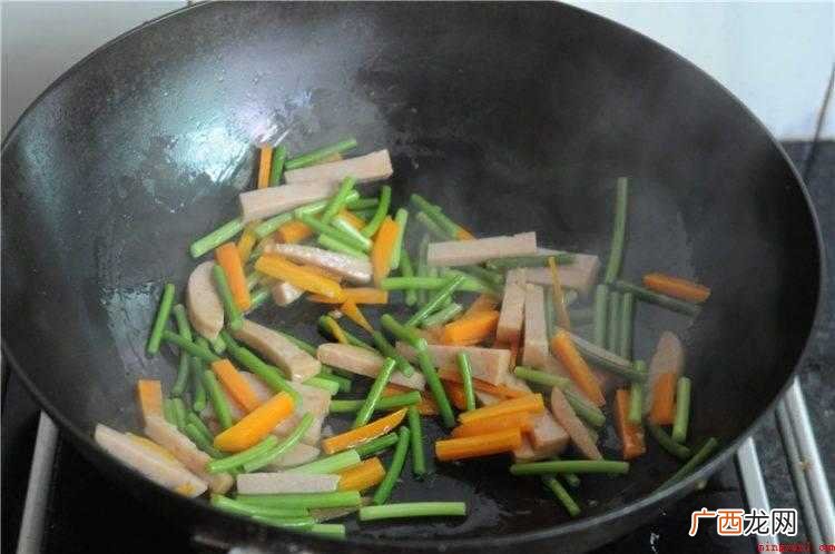 午餐肉切丝,胡萝卜切粗丝,蒜薹切断备用 午餐肉怎么做好吃